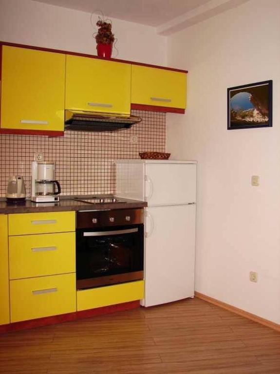 Kuchyňa alebo kuchynka v ubytovaní Studio Apartment in Brela with Sea View, Terrace, Air Conditioning, Wi-Fi (3524-3)