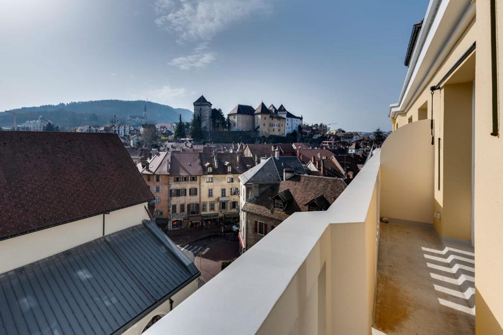 une vue d'une ville depuis le balcon d'un immeuble dans l'établissement Le Panoramique - 75 sq m apartment with balcony in the heart of Annecy, à Annecy