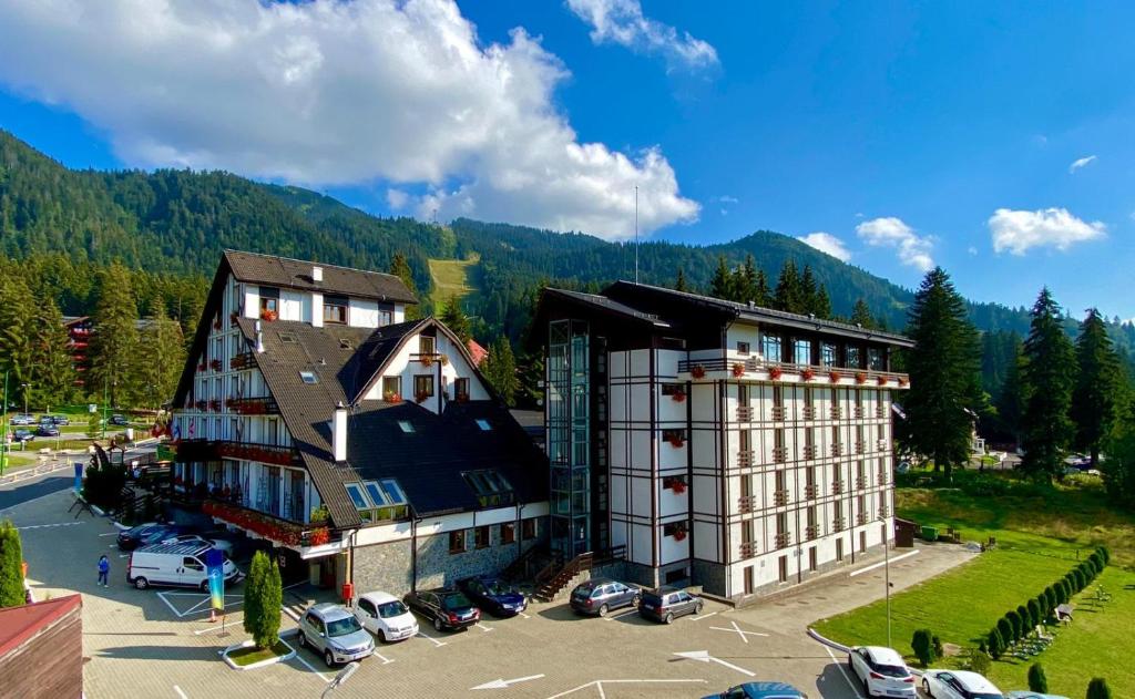 an aerial view of a hotel and a parking lot at Hotel Escalade & SPA in Poiana Brasov