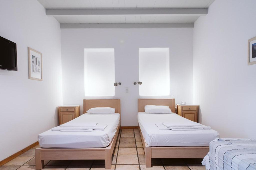 Far Out Village Hotel - 5