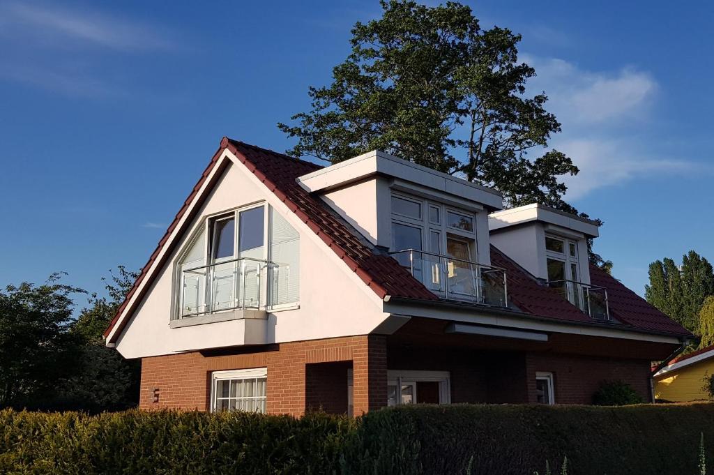 a house with a red and white roof at Ferienhaus Krabbe 1 Schmiedeberg Timmendorfer Strand Niendorf in Timmendorfer Strand