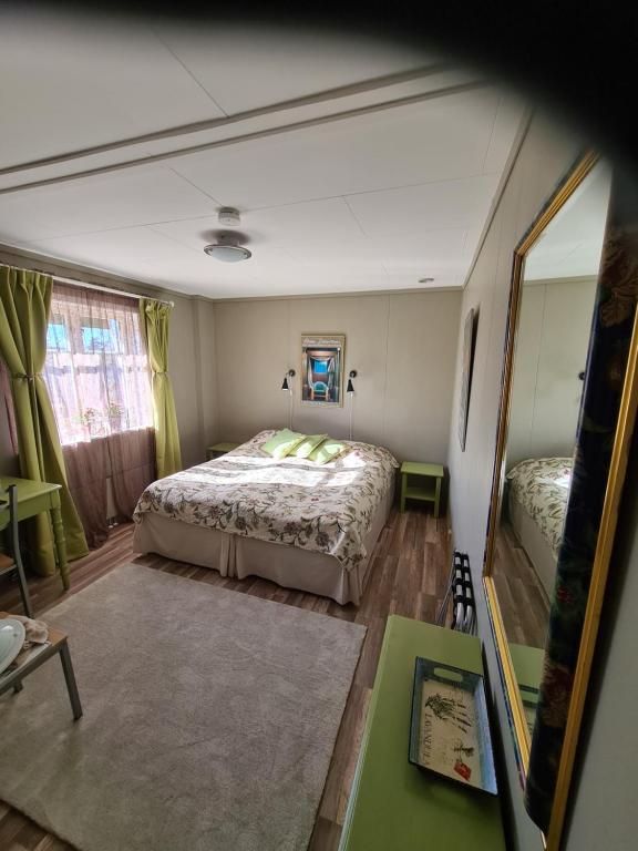 Postel nebo postele na pokoji v ubytování Skogsbrynet B&B, Bredsjö Nya Herrgård