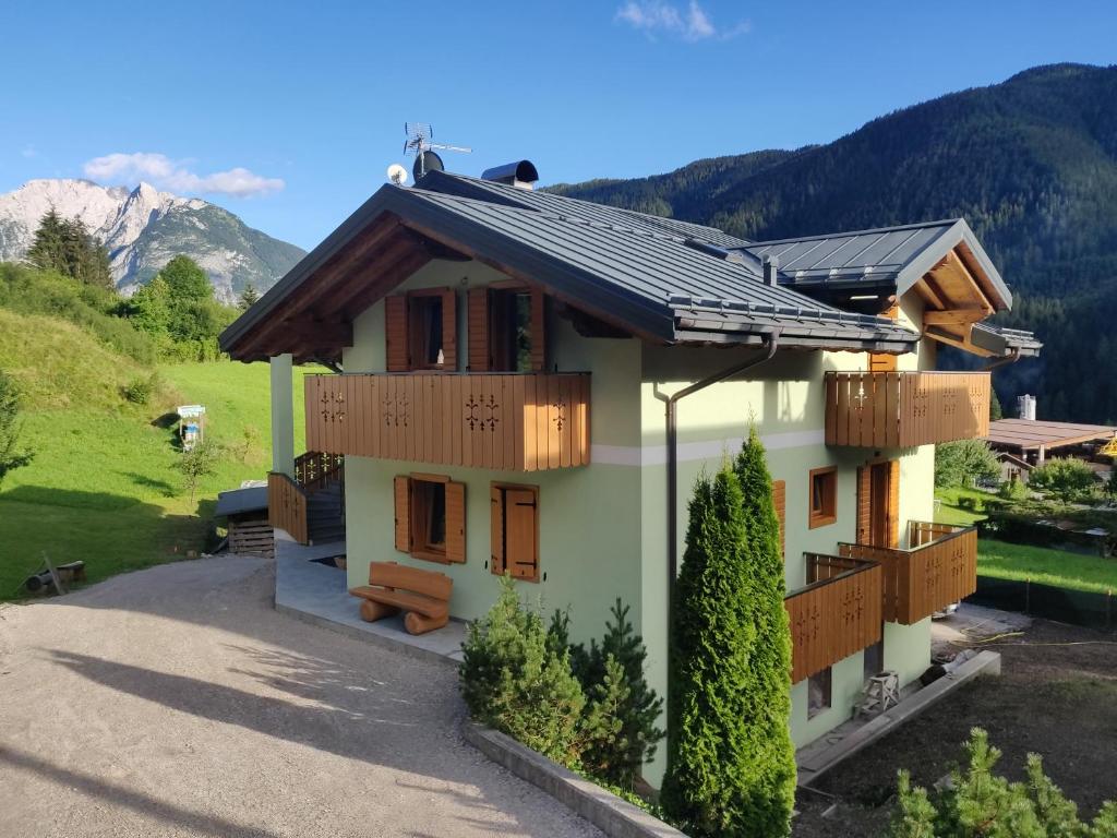 ein Haus mit Sonnenkollektoren auf dem Dach in der Unterkunft Belvedere in Auronzo di Cadore