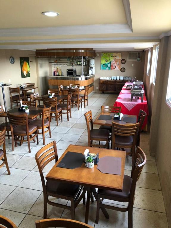  Robusti Plazza Hotel