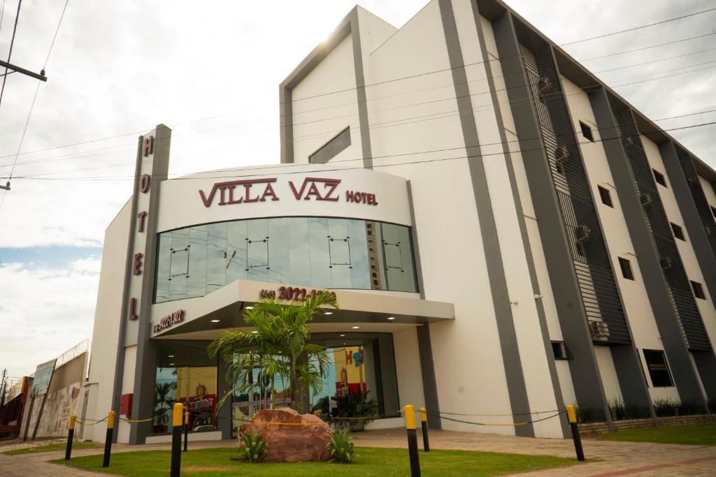 um edifício com um sinal de vlava vaax em Villa Vaz Hotel em Rondonópolis