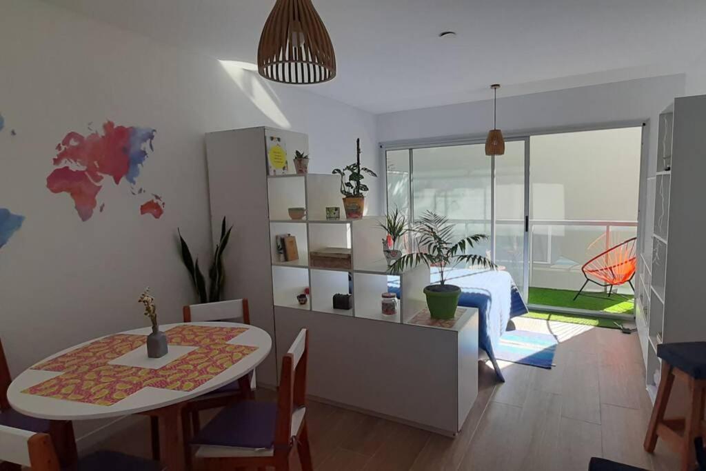 sala de estar con mesa y dormitorio en Utopia´s house. en Buenos Aires
