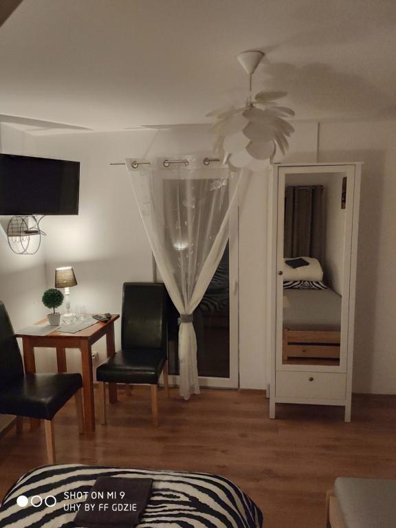 Posteľ alebo postele v izbe v ubytovaní Apartamenty Pod Sosnami Ostróda Międzylesie 6os