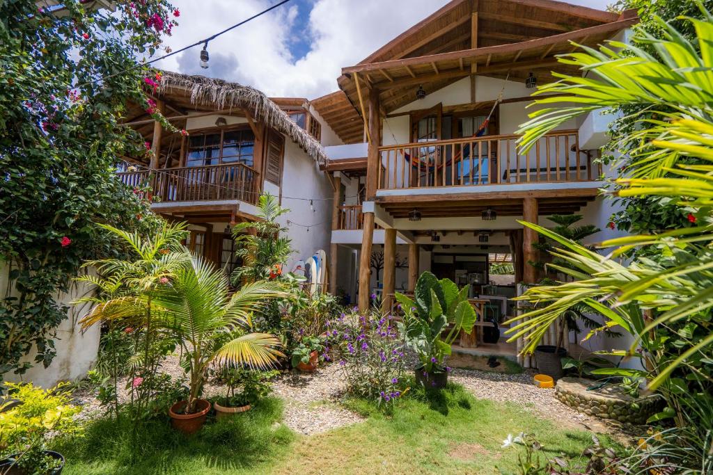 uma vista exterior de uma casa com plantas em Ganso & Búho em Ayampe