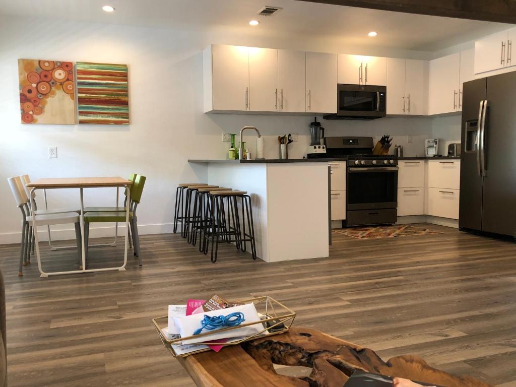 10min to DTLA + Hollywood, Silverlake + Echo Park