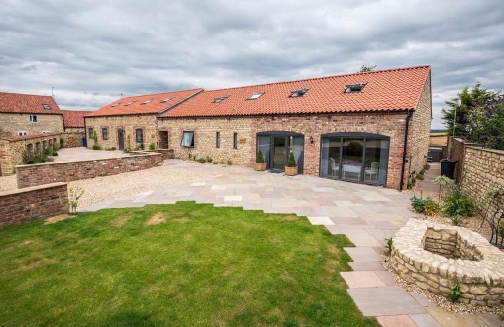 a large brick building with a courtyard with a yard at Captivating 4-Bed House in Lincoln in Lincoln