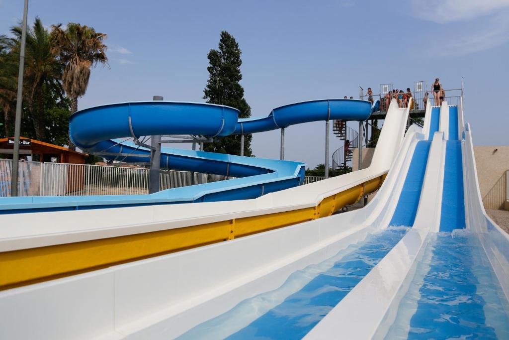 a water slide at a water park at Mobile home De Luxe St Cyprien in Saint-Cyprien