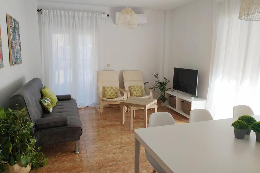 Televízia a/alebo spoločenská miestnosť v ubytovaní Amplio y céntrico apartamento junto al mar