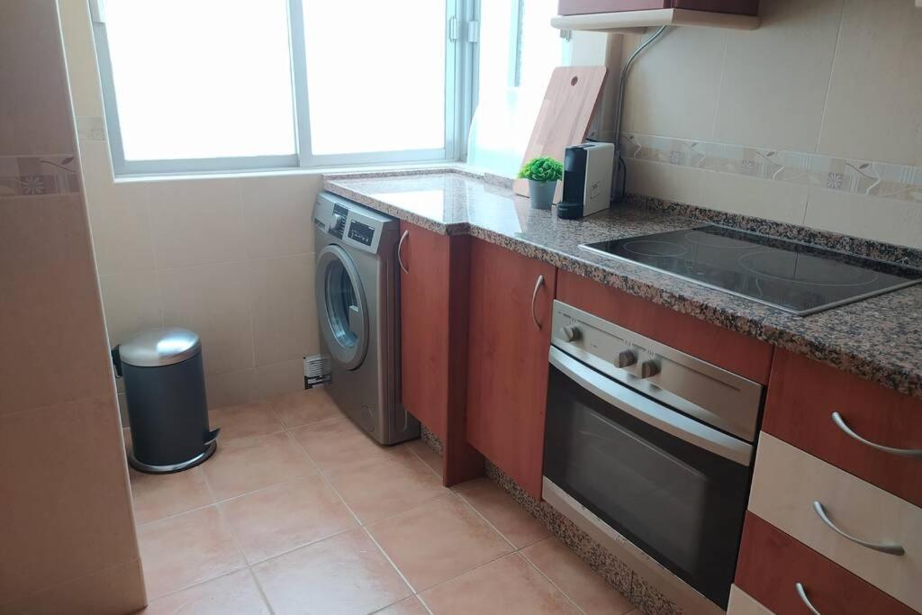 Kuchyňa alebo kuchynka v ubytovaní Amplio y céntrico apartamento junto al mar