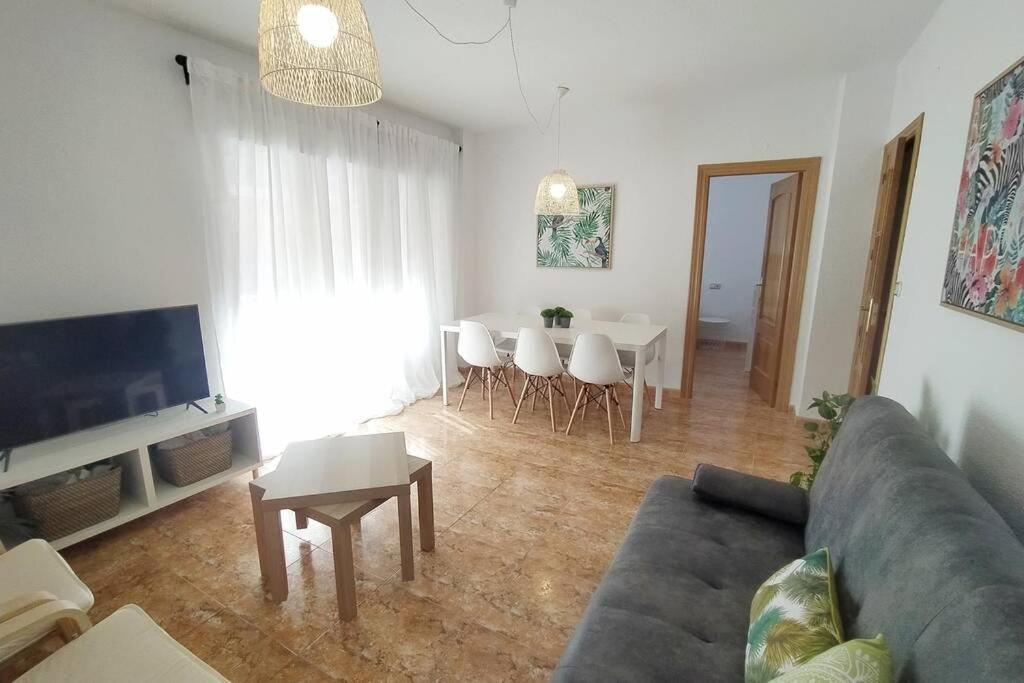 Televízia a/alebo spoločenská miestnosť v ubytovaní Amplio y céntrico apartamento junto al mar