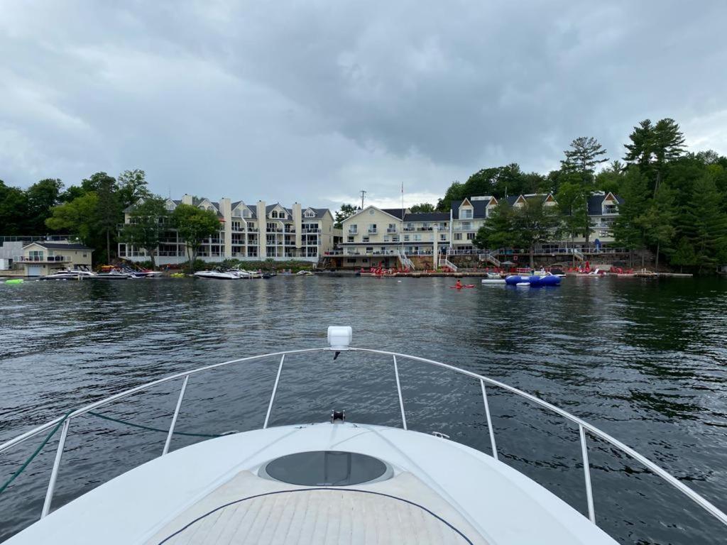 Výhled na řeku, která protéká v blízkosti hotelu