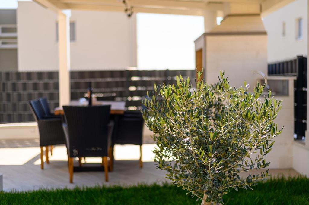 Patio alebo iná vonkajšia časť ubytovania Hygge Boutique Apartment