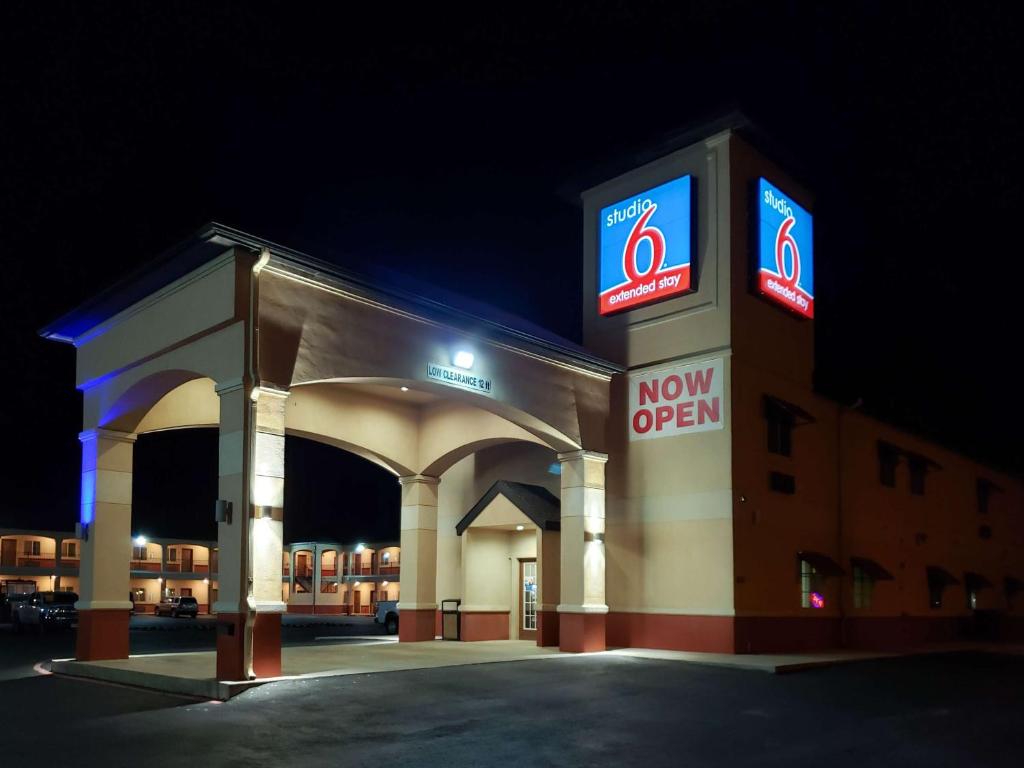 eine heute geöffnete Tankstelle in der Nacht in der Unterkunft Studio 6 Odessa, Tx in Odessa