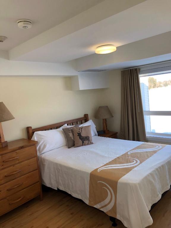 Postel nebo postele na pokoji v ubytování Muskoka Lakes Hotel and Resorts