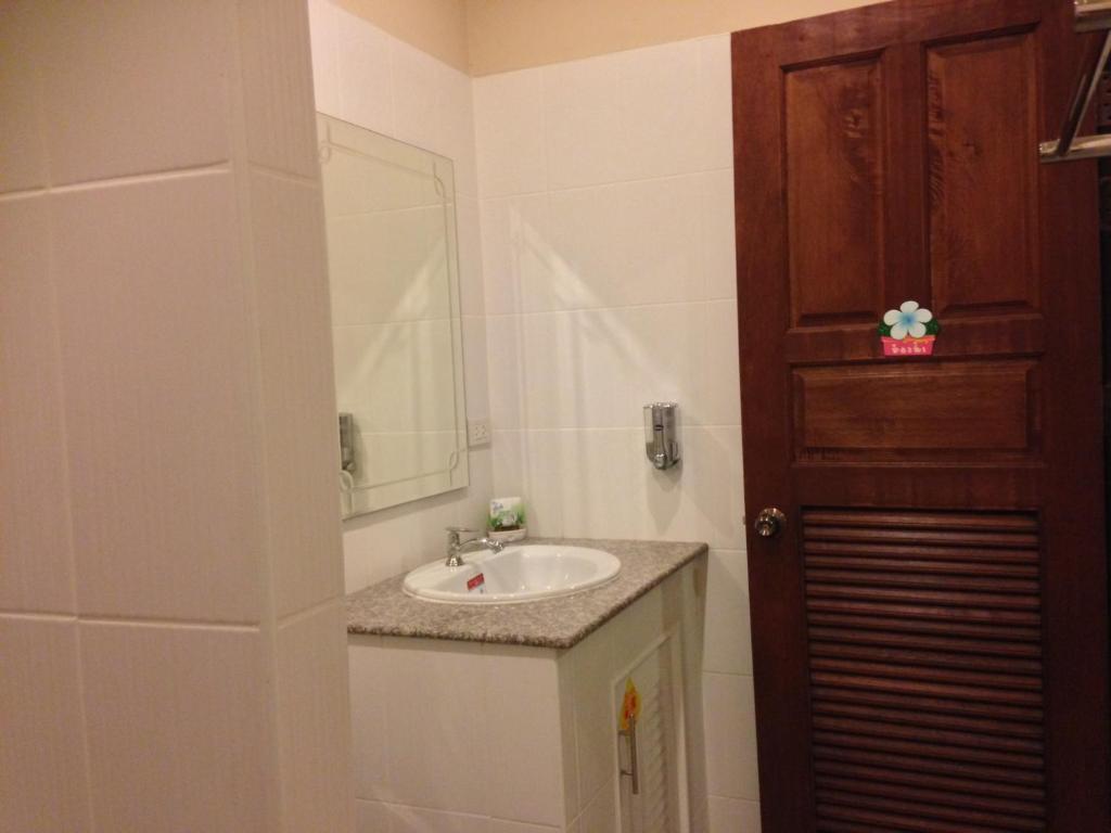 uma casa de banho com um lavatório e um espelho em Chiangmai Family Suite-Blue eye bunny em Chiang Mai