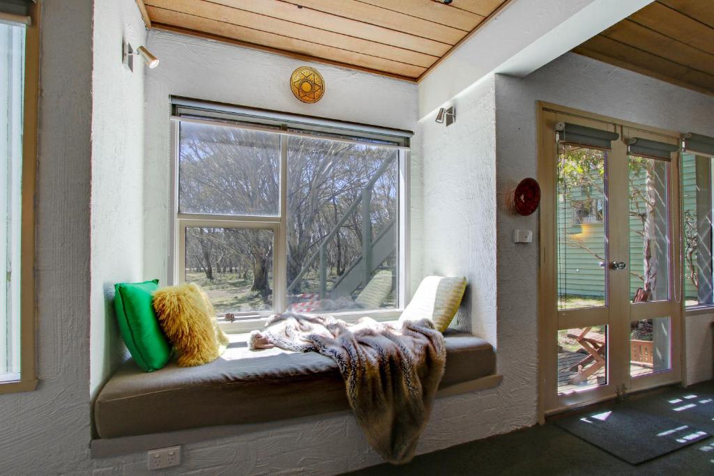 einen Fensterplatz in einem Zimmer mit Blick auf einen Hof in der Unterkunft Snowgums 09 in Dinner Plain