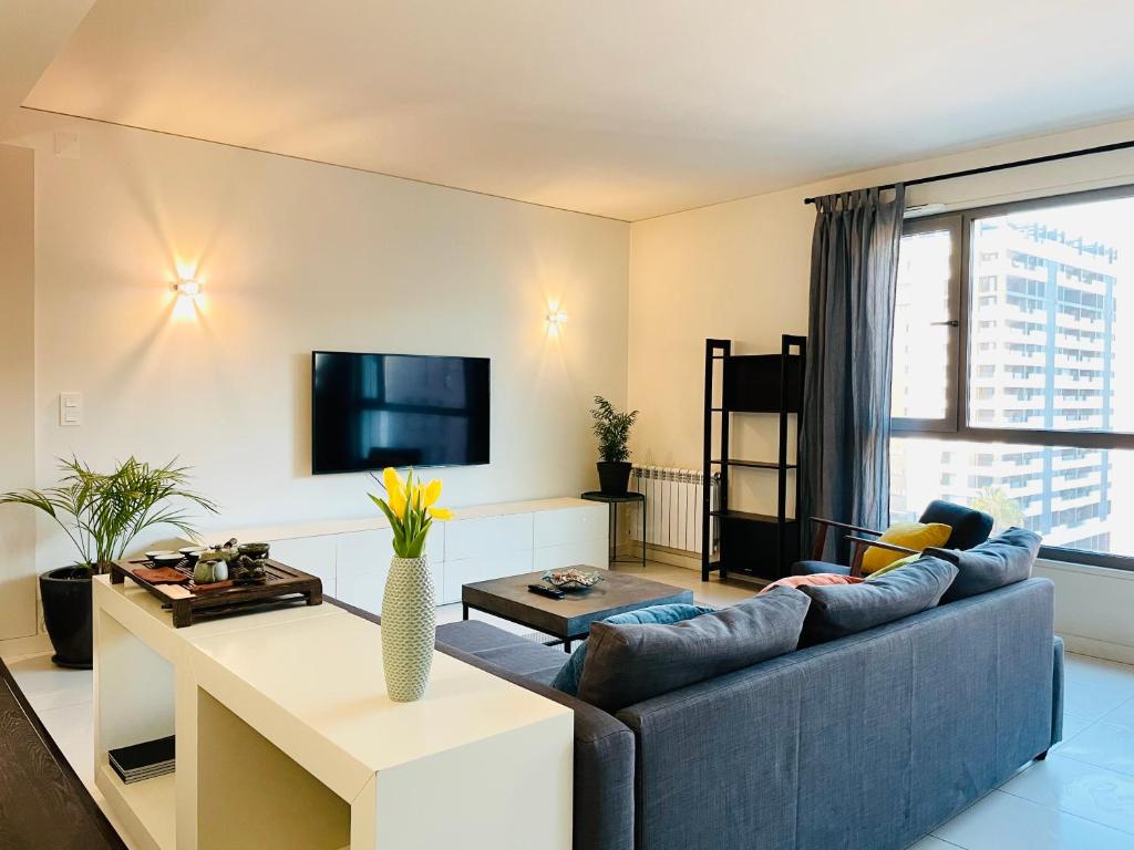 - un salon avec un canapé et une télévision dans l'établissement ABC Expo Apartment, à Lisbonne