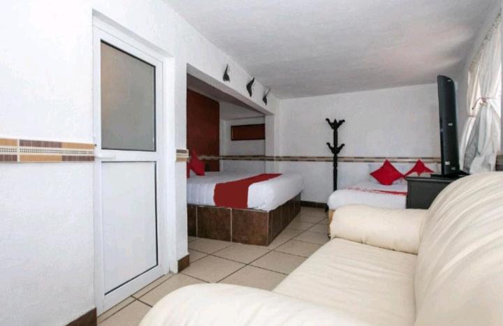 Postel nebo postele na pokoji v ubytování Hotel Real Cortés