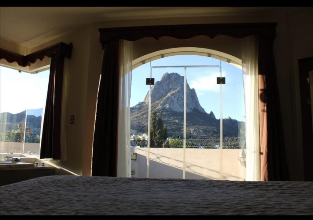 Nespecifikovaný výhled na hory nebo výhled na hory při pohledu z hotelu