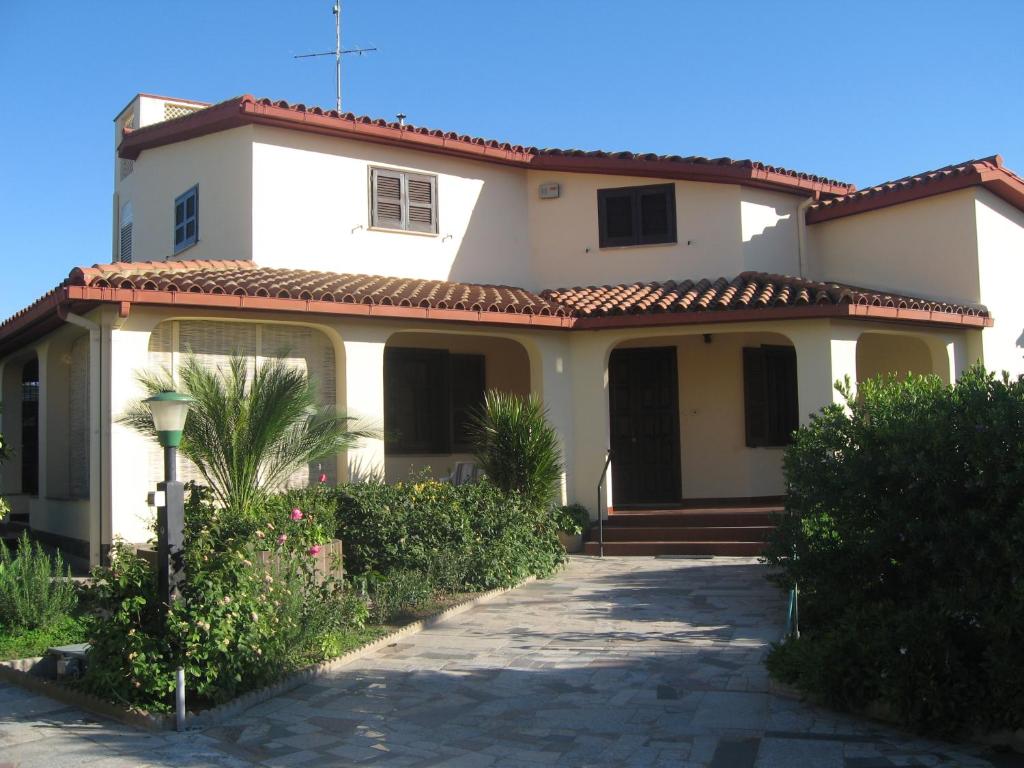 Uma casa branca com um caminho à frente. em Villa Primavera em Villa San Pietro