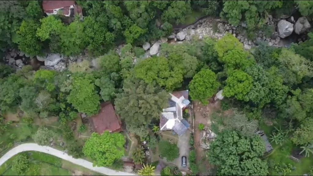  Casa Rústica Cinematográfica na Cachoeira