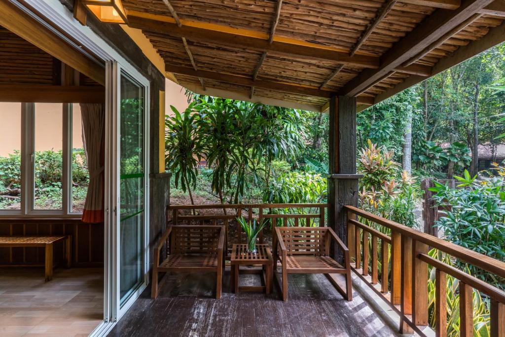 Balkón nebo terasa v ubytování Home Phutoey River Kwai Hotspring & Nature Resort
