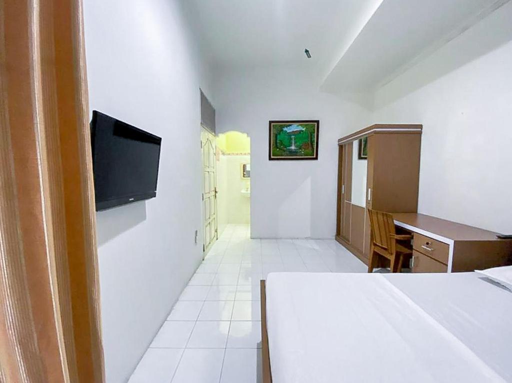 Damigalova Guest House Mitra RedDoorz - Luxe Kamer