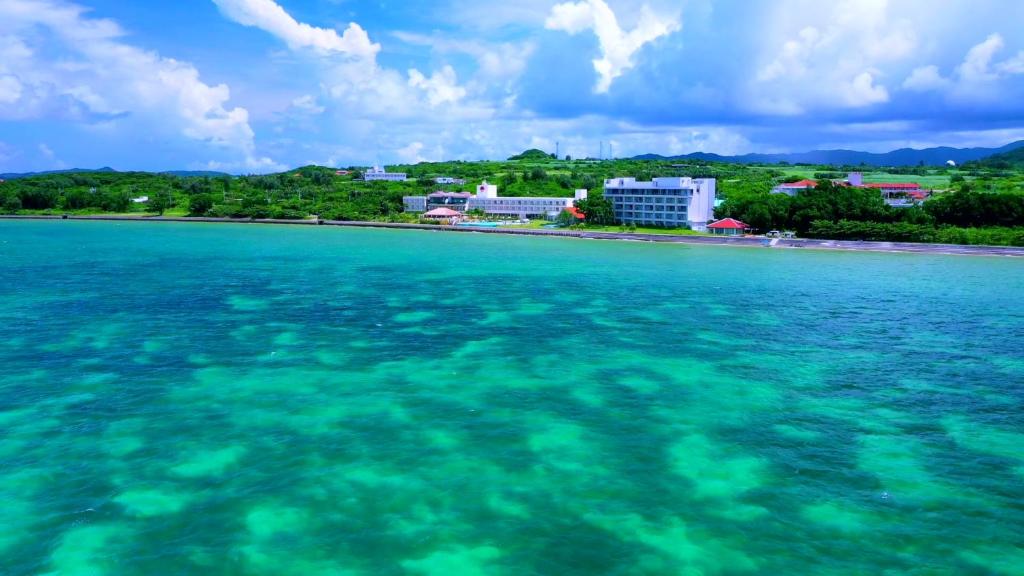 een uitzicht vanaf het water van een strand bij Beach Hotel Sunshine in Ishigaki Island