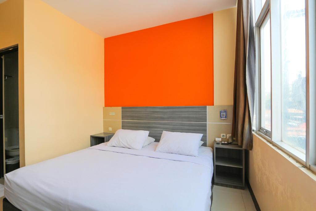Llit o llits en una habitació de Sun In Pangandaran Hotel