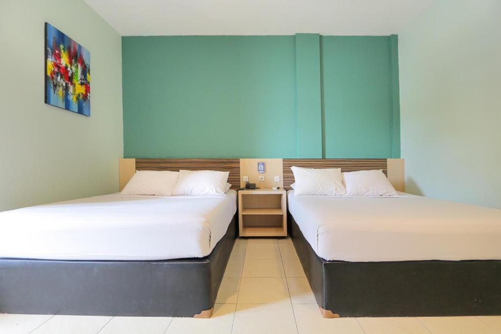 Llit o llits en una habitació de Sun In Pangandaran Hotel