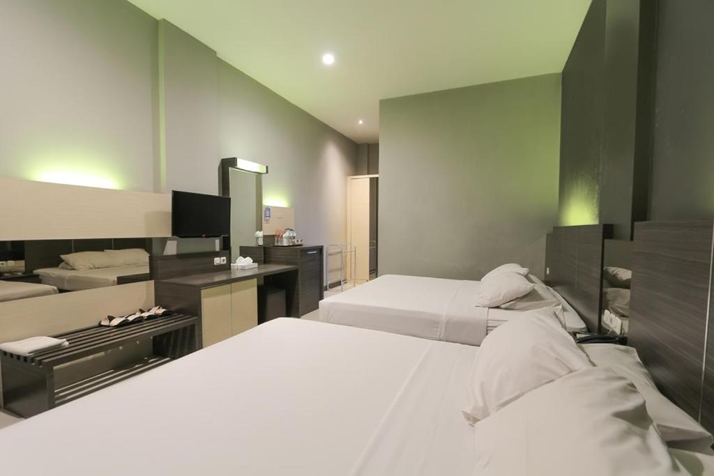 Llit o llits en una habitació de Sun In Pangandaran Hotel