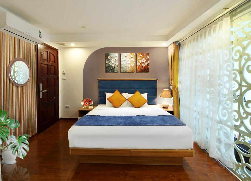 Postel nebo postele na pokoji v ubytování Hanoi Amorita Boutique Hotel & Travel