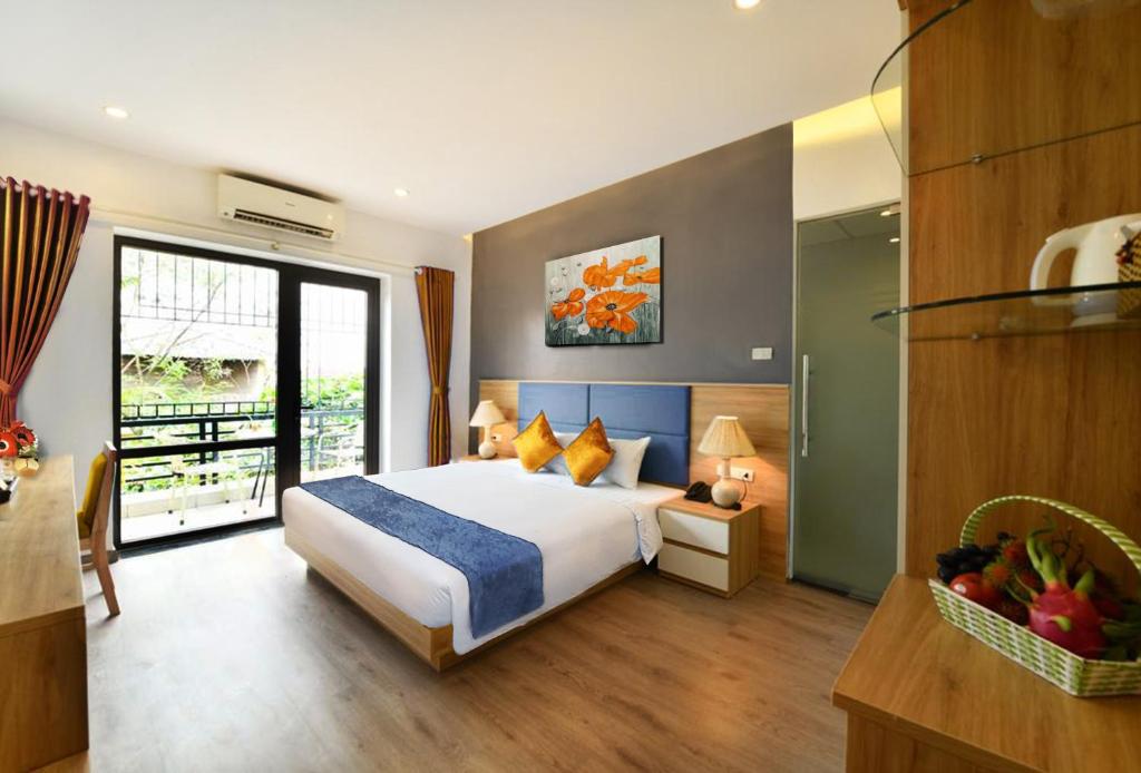 Hanoi Amorita Boutique Hotel & Travel في هانوي: غرفة نوم بسرير ونافذة كبيرة