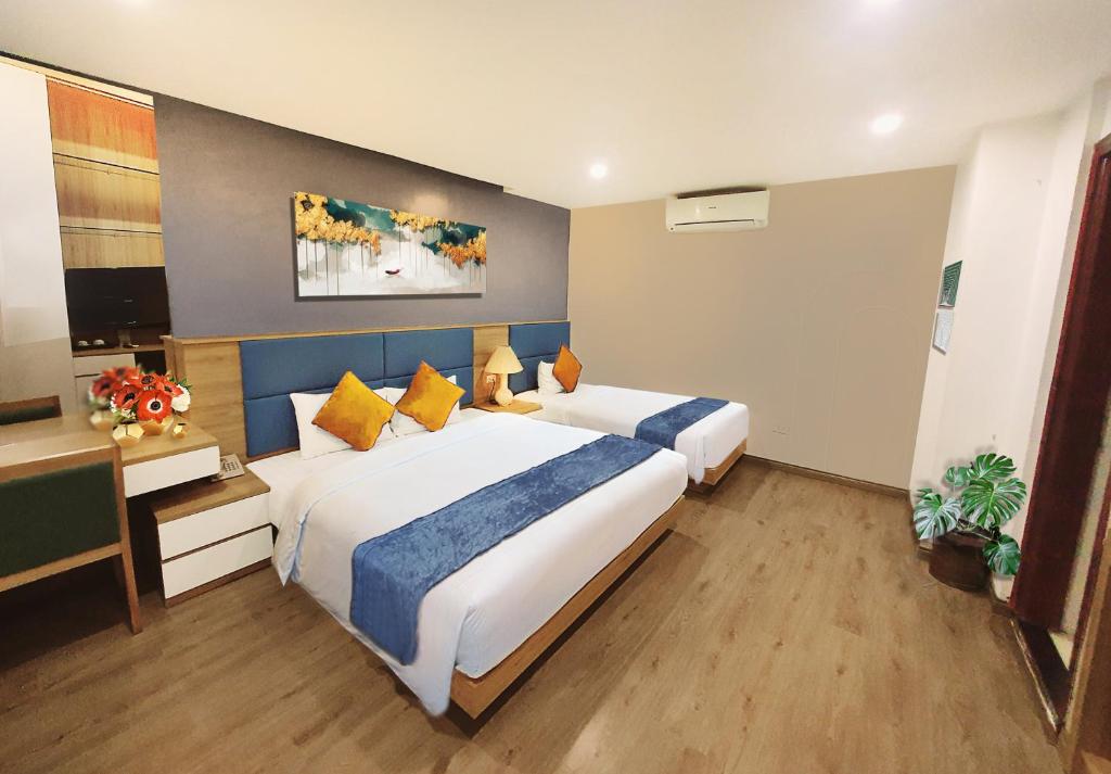 Postel nebo postele na pokoji v ubytování Hanoi Amorita Boutique Hotel & Travel