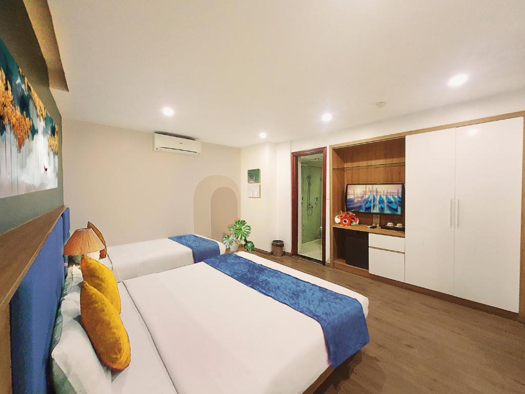 Postel nebo postele na pokoji v ubytování Hanoi Amorita Boutique Hotel & Travel