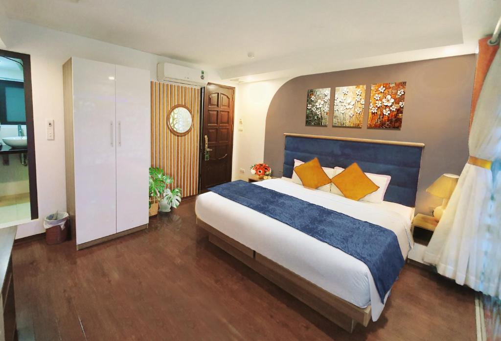 Postel nebo postele na pokoji v ubytování Hanoi Amorita Boutique Hotel & Travel