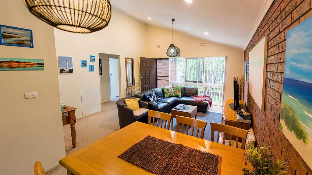 sala de estar con mesa y sofá en Holiday Home in the Heart of Anglesea, en Anglesea