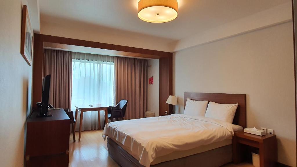 Postel nebo postele na pokoji v ubytování Gyungpo Beach Hotel