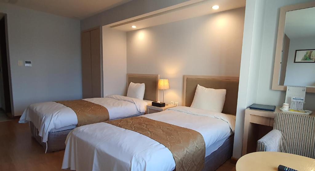 Postel nebo postele na pokoji v ubytování Gyungpo Beach Hotel