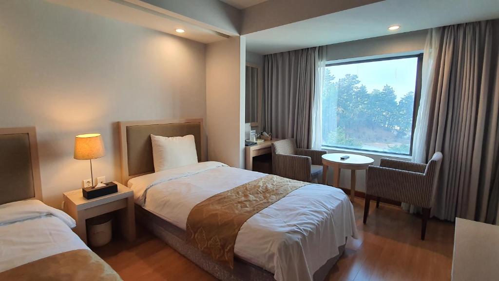 Postel nebo postele na pokoji v ubytování Gyungpo Beach Hotel