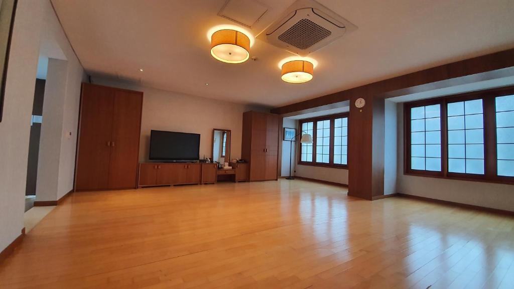 TV a/nebo společenská místnost v ubytování Gyungpo Beach Hotel