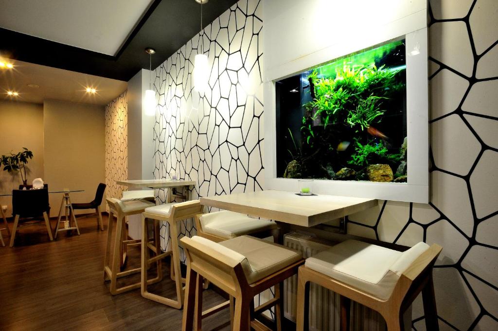 a restaurant with a fish tank on the wall at Hostel Promenada in Rzeszów