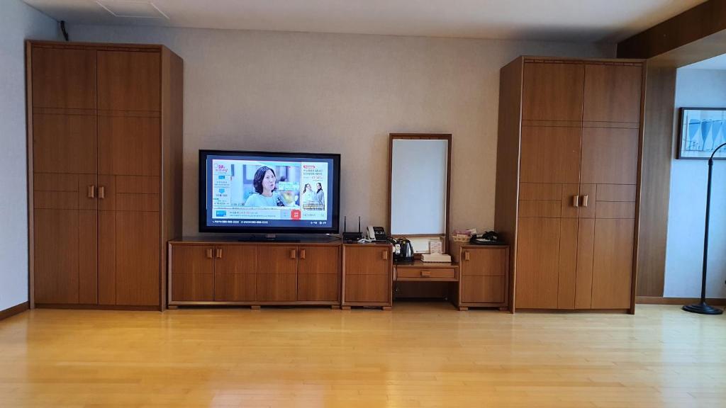 TV a/nebo společenská místnost v ubytování Gyungpo Beach Hotel