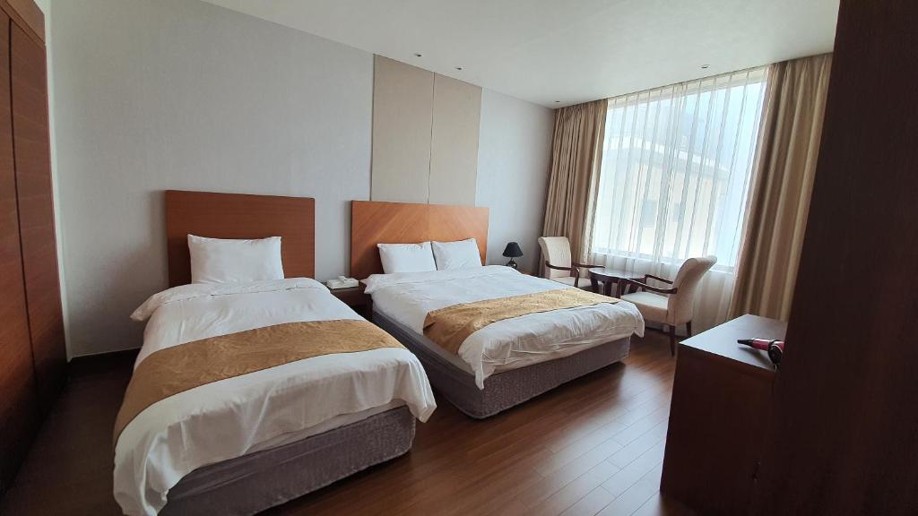Postel nebo postele na pokoji v ubytování Gyungpo Beach Hotel
