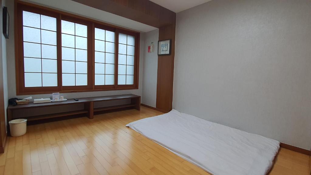 Postel nebo postele na pokoji v ubytování Gyungpo Beach Hotel