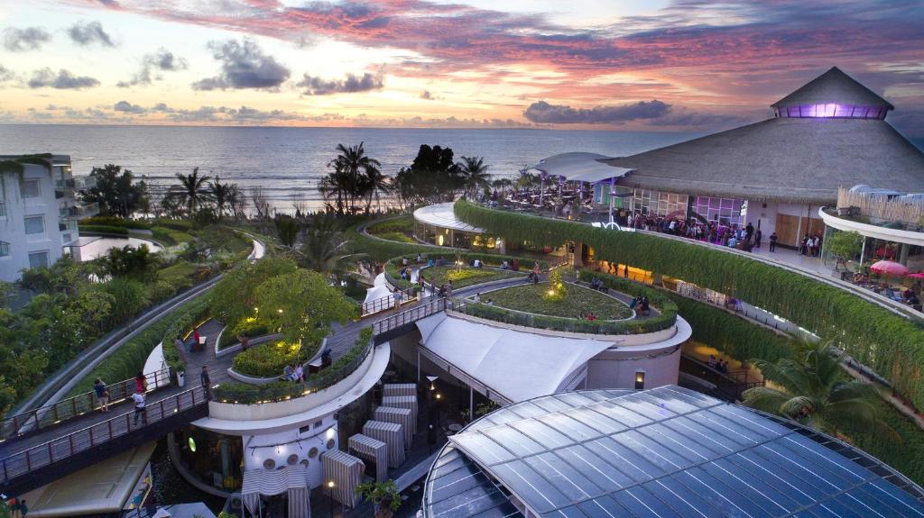 YELLO Hotel Kuta Beachwalk Bali في كوتا: اطلالة جوية لمنتجع مع المحيط في الخلفية